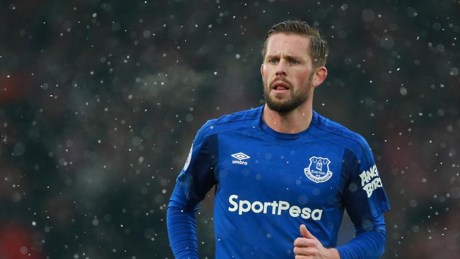 关键比赛前主教练临时调整战术意图引发外界猜测,主教练上场比赛