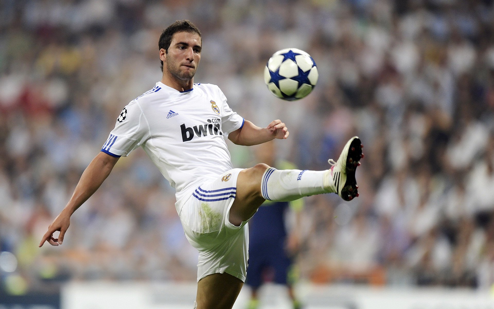 基：他用扎实的防守功底帮助全黑队从容应对对手的强攻，基lof